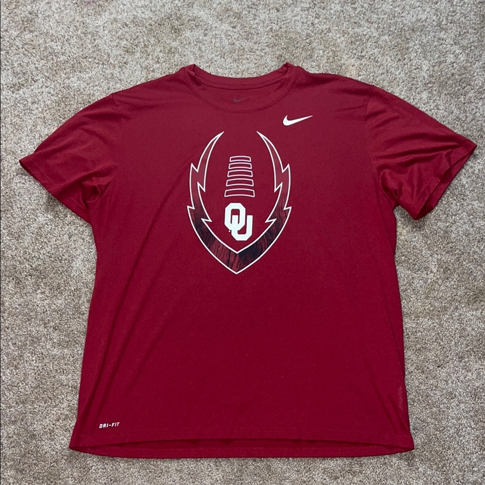 Nike Men's Red Graphic T-Shirt